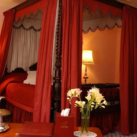 מלון Castle Grove 4*
